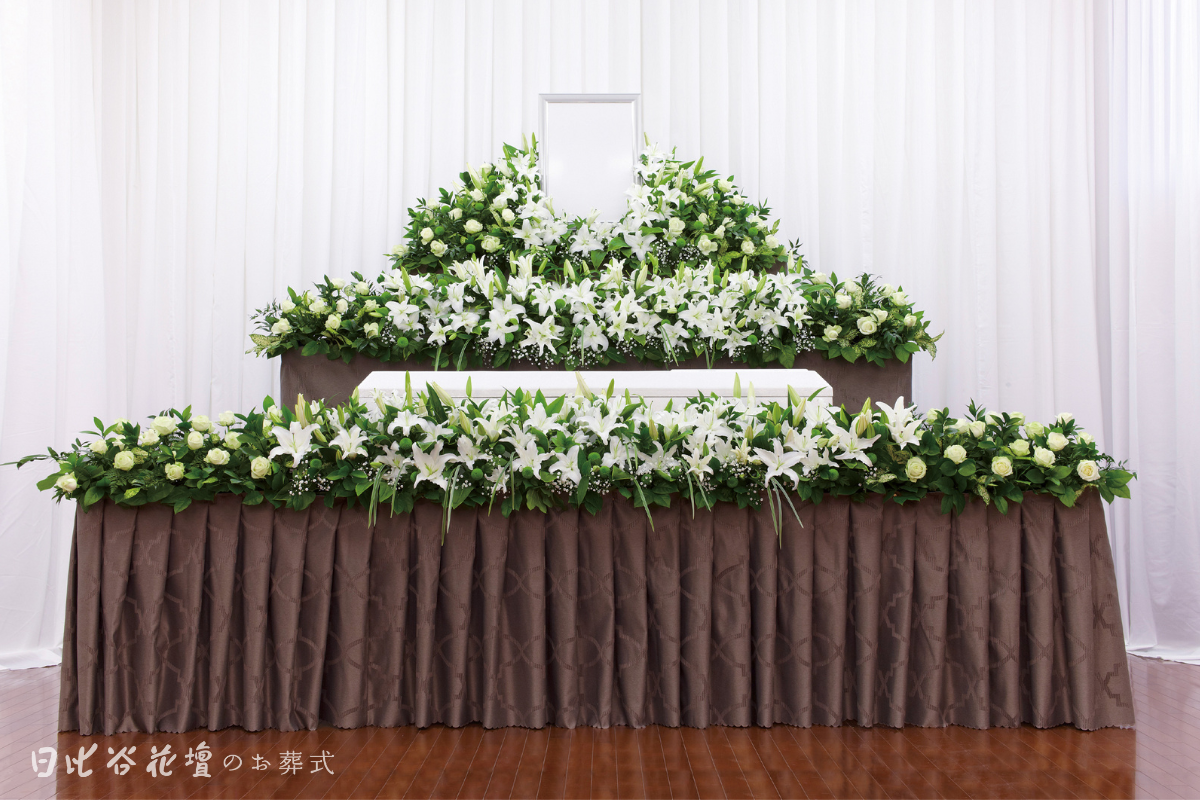日比谷花壇のオリジナル花祭壇「ホワイトリリー」