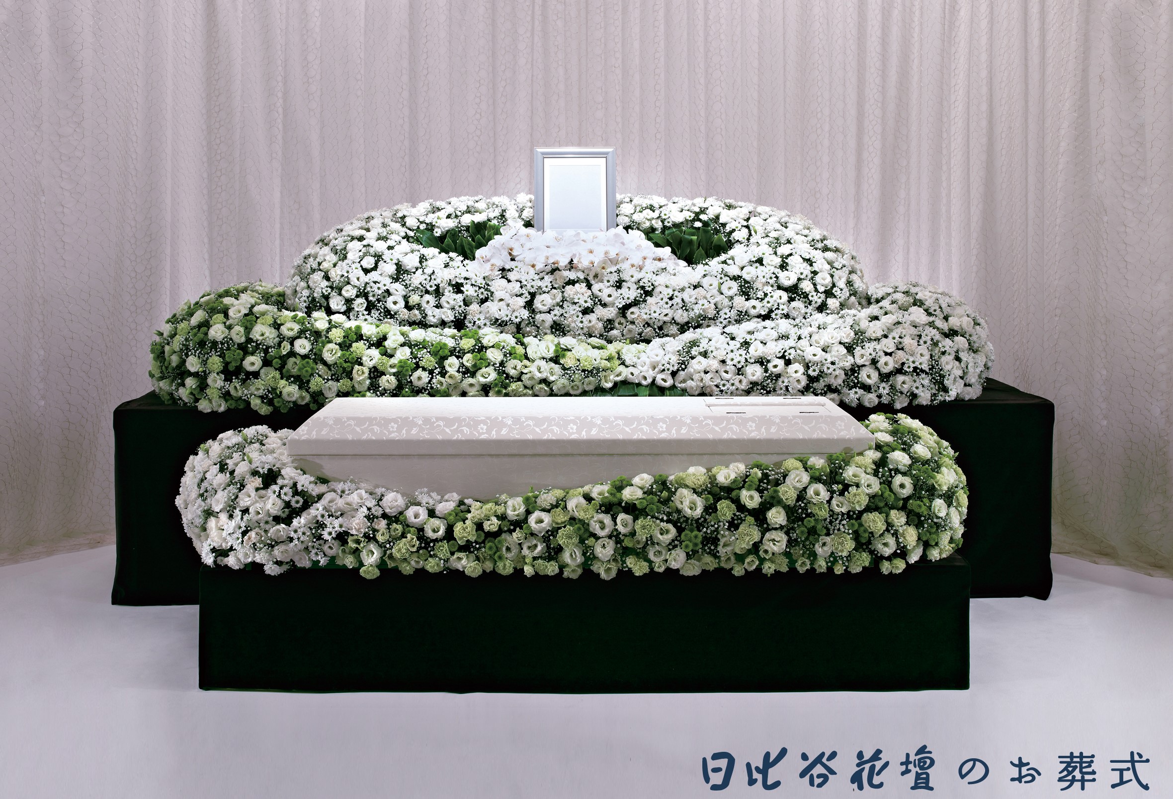 日比谷花壇のお葬式-コチョウランがふんだんに使われている花祭壇