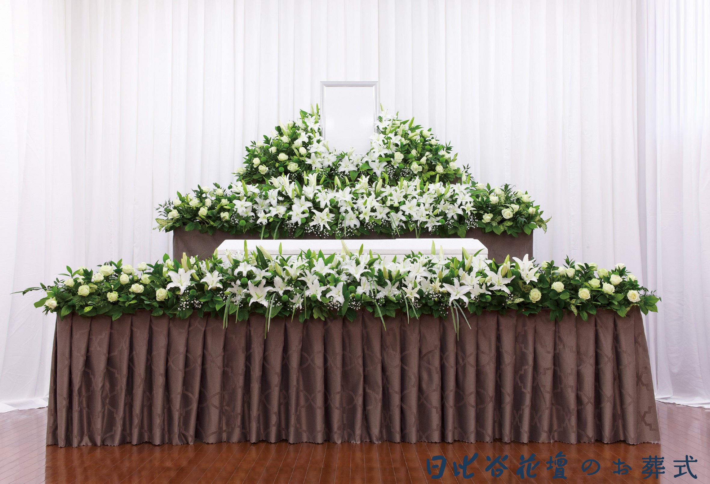 日比谷花壇のお葬式-ユリがたくさん使用された祭壇