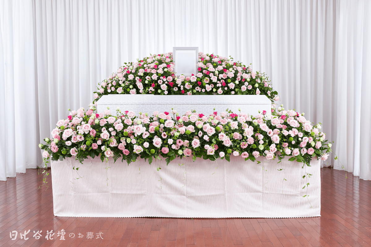 ピンクの花祭壇