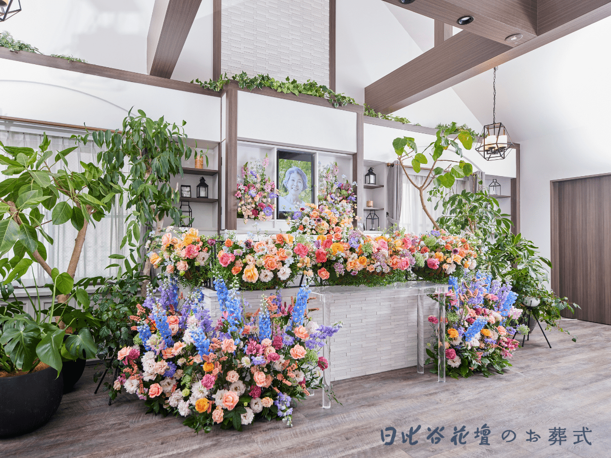 花ときわに飾れる豪華な生花祭壇