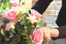 装花を調整する日比谷花壇スタッフの手