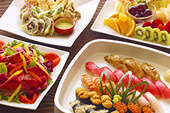 寿司、天ぷら、サラダ、フルーツなどの料理のイメージ