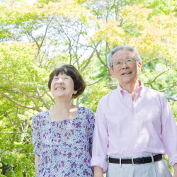 笑顔の老夫婦