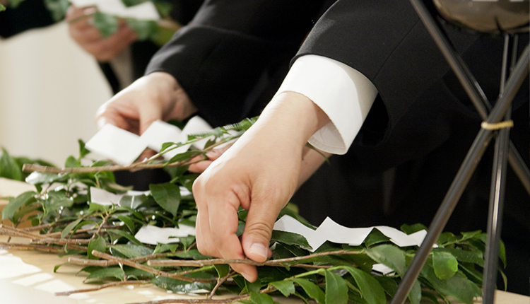 宗教別葬儀 神式の葬儀の献花の仕方 葬儀 葬式 家族葬なら日比谷花壇のお葬式