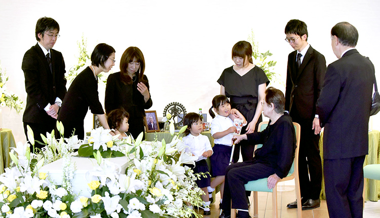 家族葬 家族葬とは 葬儀 葬式 家族葬なら日比谷花壇のお葬式